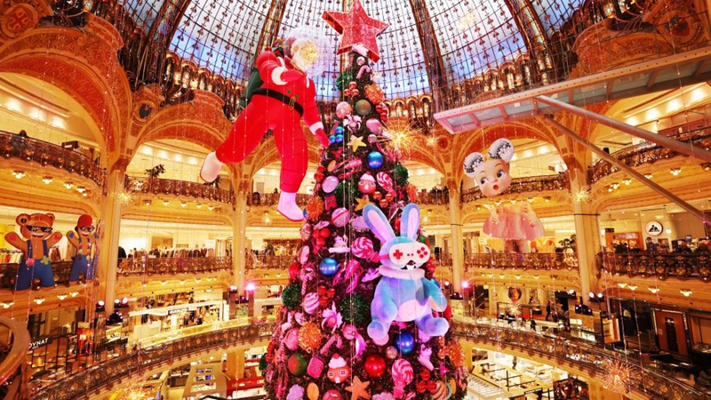 In Bildern: Riesiger Weihnachtsbaum im Kaufhaus Galeries Lafayette in Paris