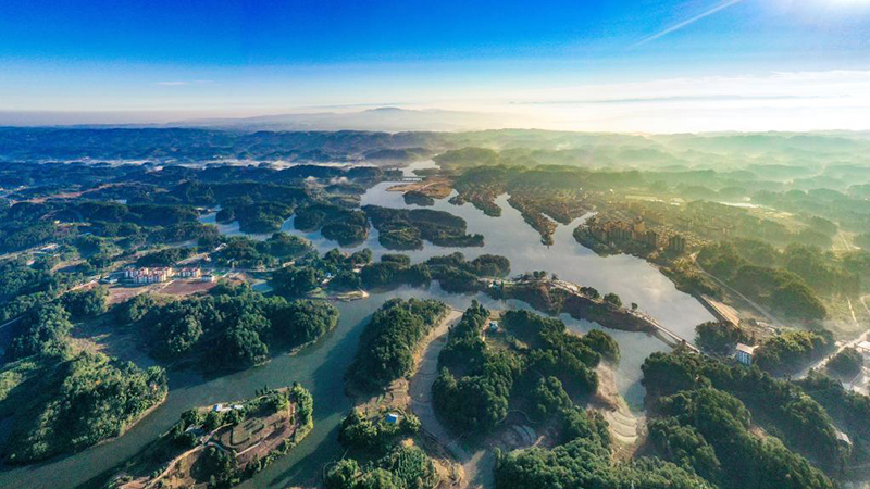 Landschaft des Nationalen Feuchtgebietsparks Lixiang-See in Chongqing