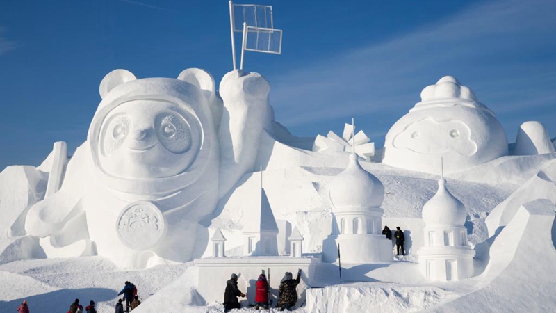 Arbeiter stellen in Harbin Schneeskulptur mit Maskottchen von Beijing 2022 fertig