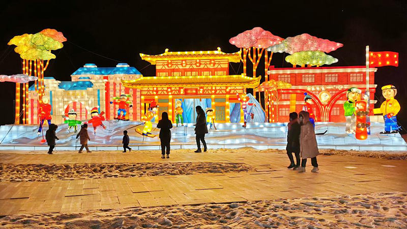 Bunte Laternen zum Thema Wintersport in Laiyuan der Provinz Hebei ausgestellt