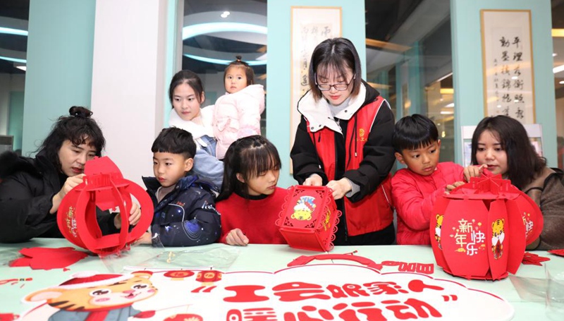 Gewerkschaft in Huzhou organisiert Aktivitäten für Wanderarbeiter vor Frühlingsfest