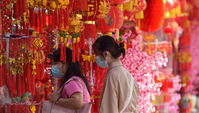 Menschen in Indonesien wählen Dekorationen für das bevorstehende chinesische Mondneujahr aus