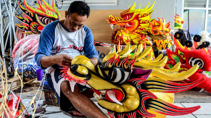 Menschen in Indonesien stellen Dekorationen für bevorstehendes chinesisches Mondneujahr her