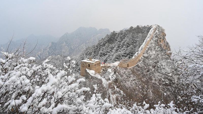 Schneelandschaft des Wangjinglou-Abschnitts der Großen Mauer