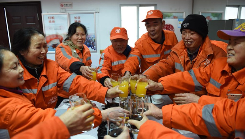 Sanitärarbeiter in Provinz Anhui genießen Reunionessen vor Frühlingsfest
