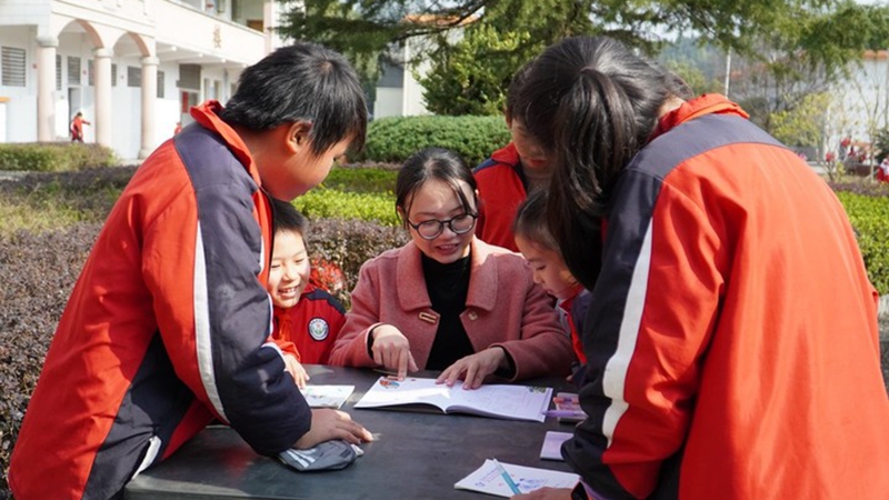 Lehrerin in China ermutigt "zurückgelassene" Kinder zum Gedichteschreiben