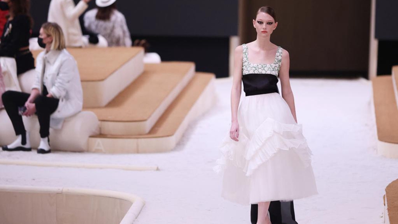 Kreationen von Chanel bei Pariser Modewoche vorgeführt