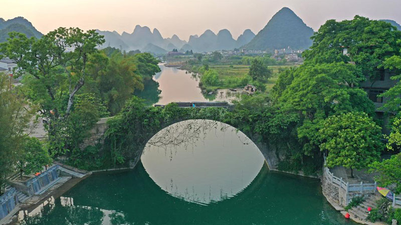 Malerische Landschaft entlang des Flusses Yulong in Chinas Guangxi