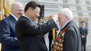 Xi Jinping besucht das Belarussische Staatliche Museum des Großen Vaterländischen Krieges