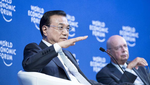 Li Keqiang führt Diskussion mit Teilnehmern beim Forum "Sommer Davos"