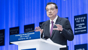 Li Keqiang hält Rede bei Sommer Davos Forum 2015 in Dalian