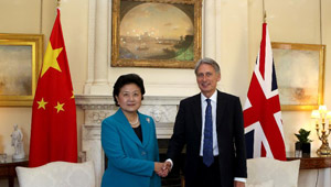Liu Yandong trifft britischen Außenminister in London