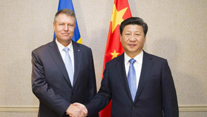 Xi Jinping trifft sich mit Rumäniens Präsident Klaus Iohannis