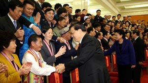 Liu Yunshan trifft sich mit "nationalen moralischen Vorbildern"
