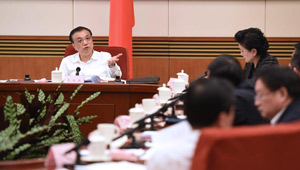 Li Keqiang nimmt an einer Sitzung über Wirtschaft teil