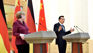 Li Keqiang und Angela Merkel treffen die Presse