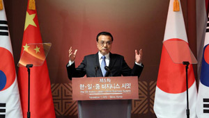 Li Keqiang hält während 5. Südkorea-Japan-China Business Summits eine Rede