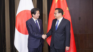 Li Keqiang trifft sich mit Shinzo Abe in Seoul