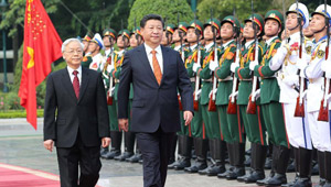 Xi Jinping nimmt an der Begrüßungszeremonie in Hanoi teil