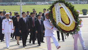 Xi Jinping besucht Kranzniederlegung am Ho Chi Minh Mausoleum in Hanoi