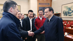 Li Keqiang leitet Sitzung über Wirtschaft