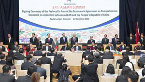Li Keqiang nimmt an Unterzeichnungszeremonie bei ASEAN-Gipfel teil