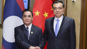 Li Keqiang trifft laotischen Amtskollegen Thongsing Thammavong