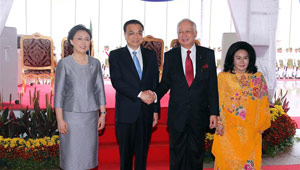 Li Keqiang nimmt an Willkommenszeremonie in Malaysia teil