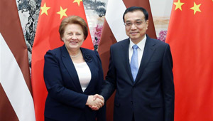 Li Keqiang trifft lettische Premierministerin in Beijing