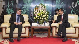 Cai Mingzhao trifft Generaldirektor der Rossijskaja gaseta und Vorsitzenden des Brazil Communication Company