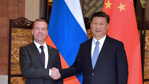 Xi Jinping trifft russischen Premier Medwedew