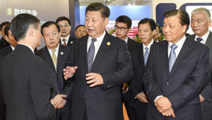 Xi Jinping besucht die Messe "Licht des Internets"