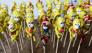 100 Affenförmige Teigfiguren von einem Handwerker