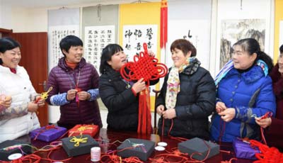 Chinesische Knoten bringen Glück zum Frühlingsfest