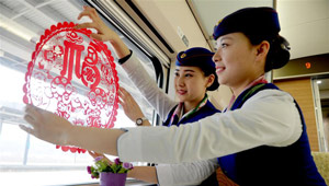 CRH-Stewardesse und Flugstewardesse tauschen Dienstleistungserfahrungen aus