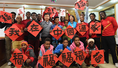 Afrikanische Studenten schreiben für chinesisches Frühlingsfest