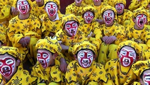 Kinder-Aufführung in Affen-Kostümen