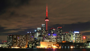 Canadian National Tower zum chinesischen Neujahr rot beleuchtet