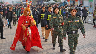Sicherheitskräfte in Chongqing verkleiden sich als Affenkönig