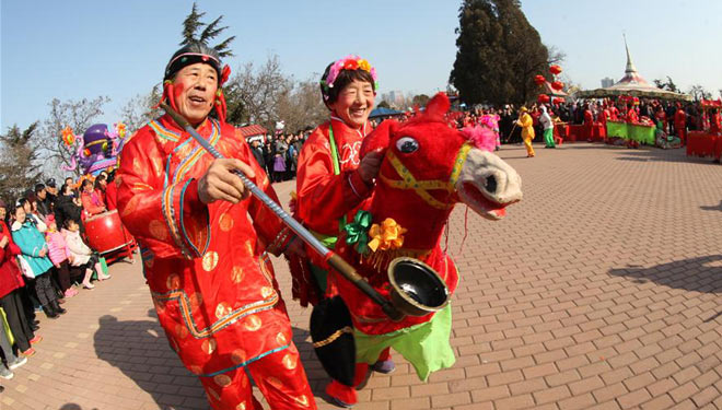 Volkskünstlerische Vorführung auf einem Jahresmarkt in Shandong