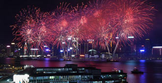 Feuerwerke beleuchten den Himmel über Victoria Hafen in Hongkong