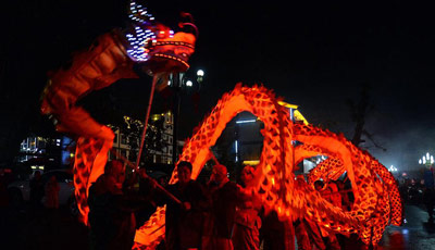 Drachentanz zur Begrüßung des Laternenfestes in Jiangxi