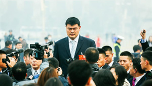 Yao Ming trifft für Tagung der PKKCV in Beijing ein