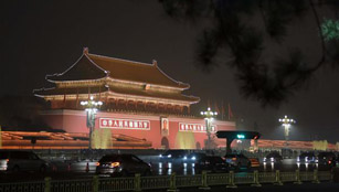 Illuminierte Gebäude entlang des Tian'anmen Platzes
