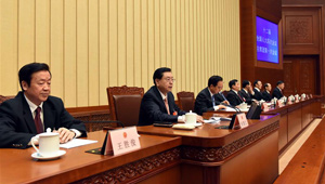Zhang Dejiang sitzt der ersten Präsidiumssitzung der vierten Tagung des 12. NVK vor
