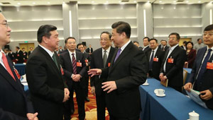 Chinas politische Führungskräfte treten Podiumsdiskussionen mit politischen Beratern bei