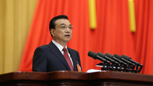 Li Keqiang hält den Arbeitsbericht der Regierung während der Eröffnungssitzung der vierten Tagung des 12. Nationalen Volkskongresses
