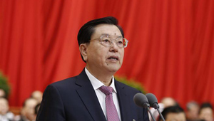 Zhang Dejiang sitzt der Eröffnungssitzung der vierten Tagung des 12. NVK