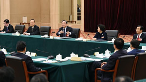 Yu Zhengsheng nimmt an Podiumsdiskussion von Politikberatern aus verschiedenen sozialen Sektoren teil