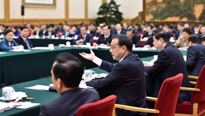 Li Keqiang nimmt an Beratung der Abgeordneten aus Shandong teil